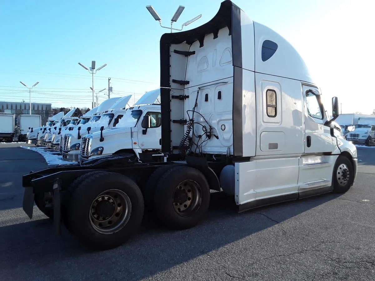 2023 Freightliner Cascadia - image 4