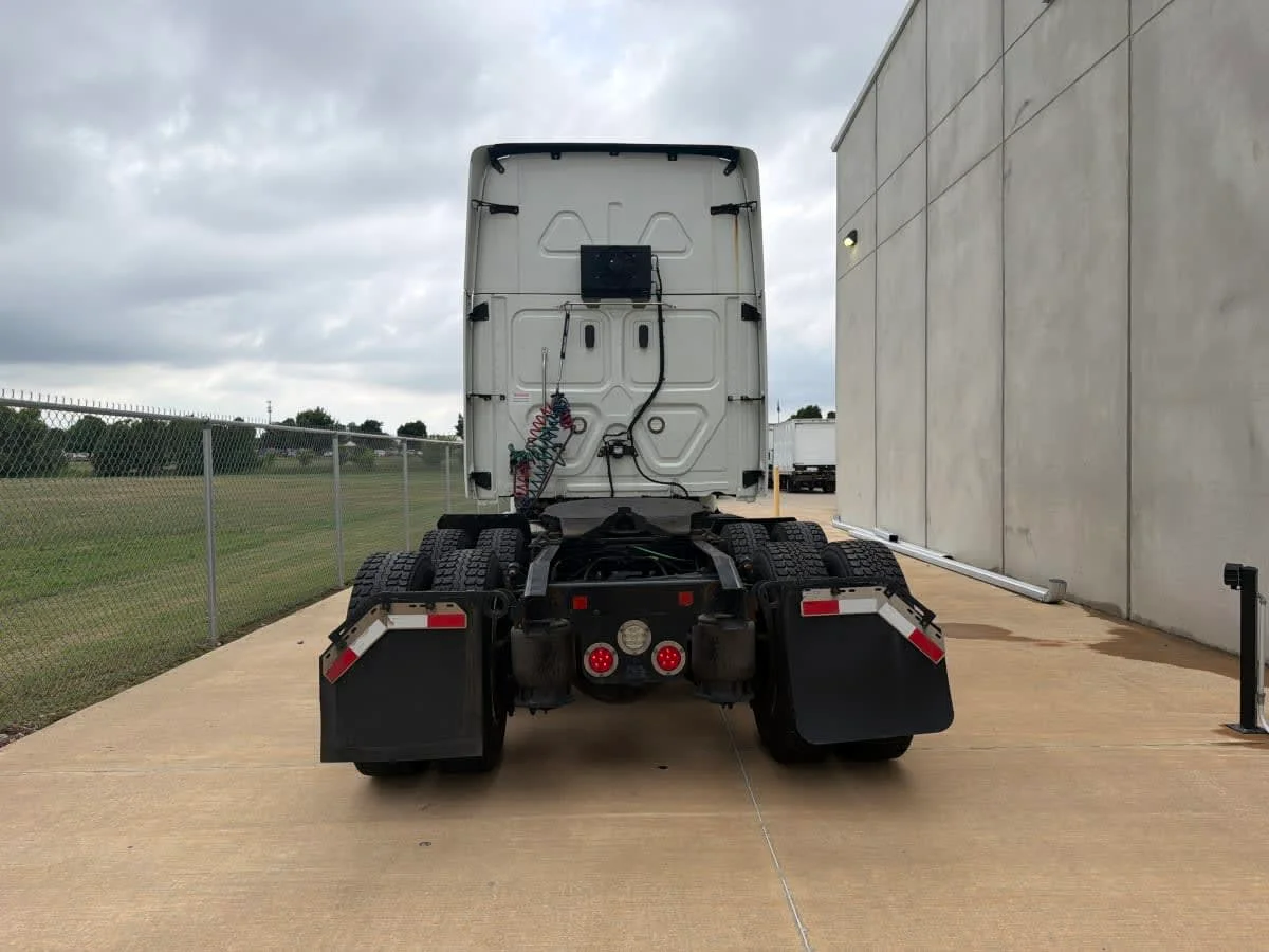 2020 Freightliner Cascadia in Oklahoma City, OK — photo 5