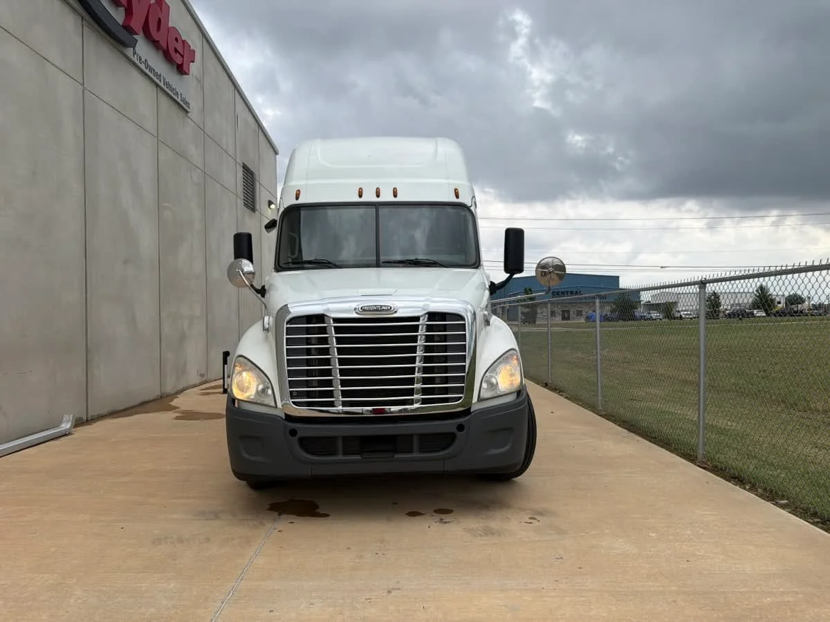 2020 Freightliner Cascadia in Oklahoma City, OK — photo 2