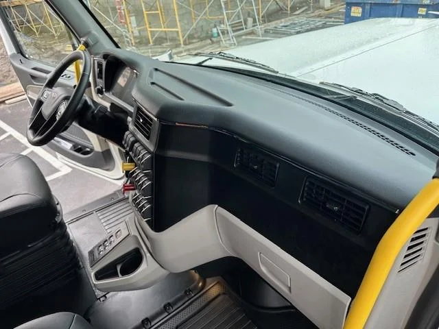 2027 Peterbilt 589 - image 29