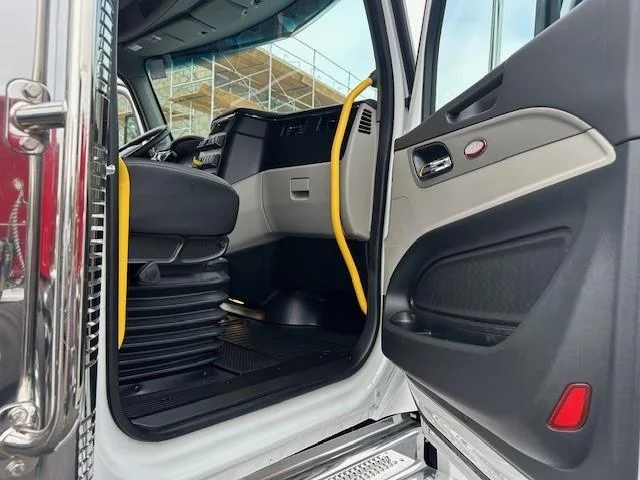 2027 Peterbilt 589 - image 26