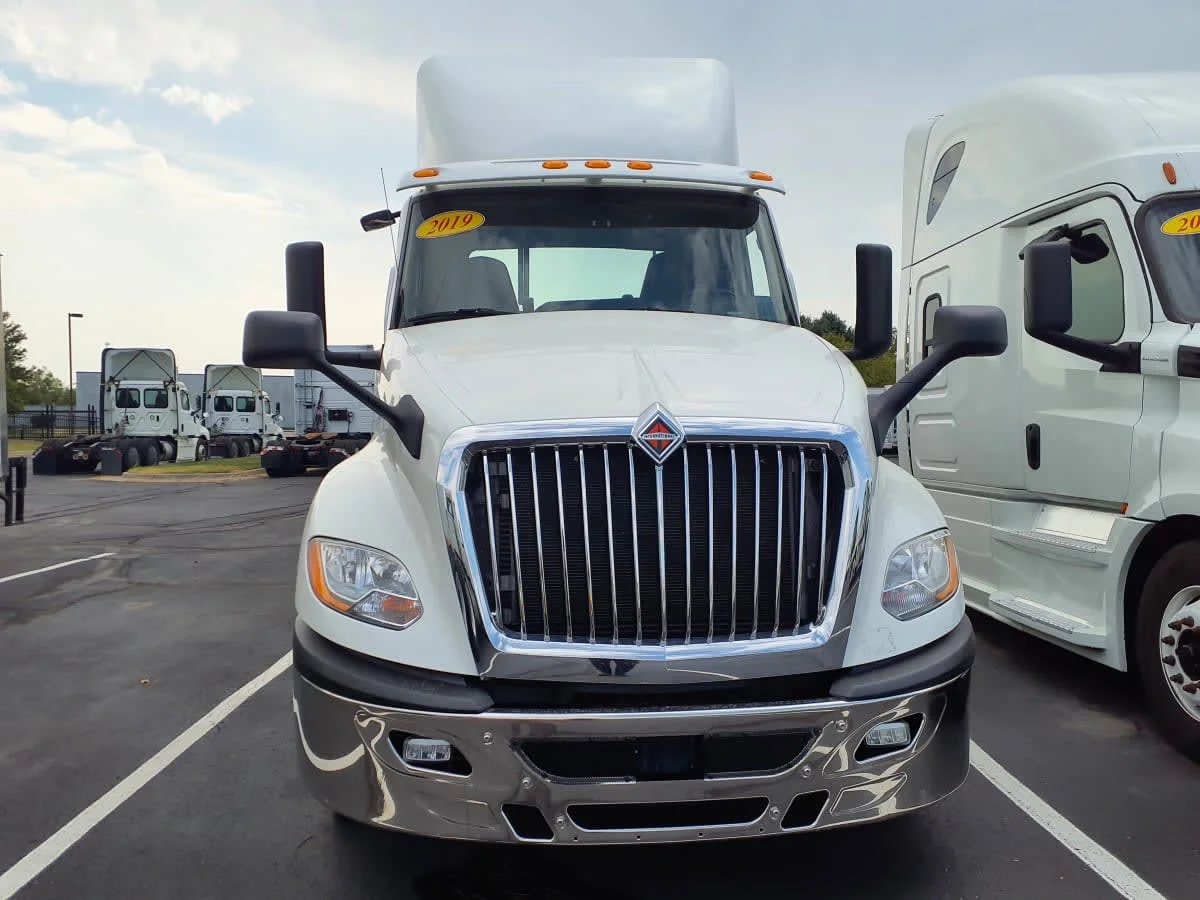 2019 International LT in Altoona, IA — photo 2