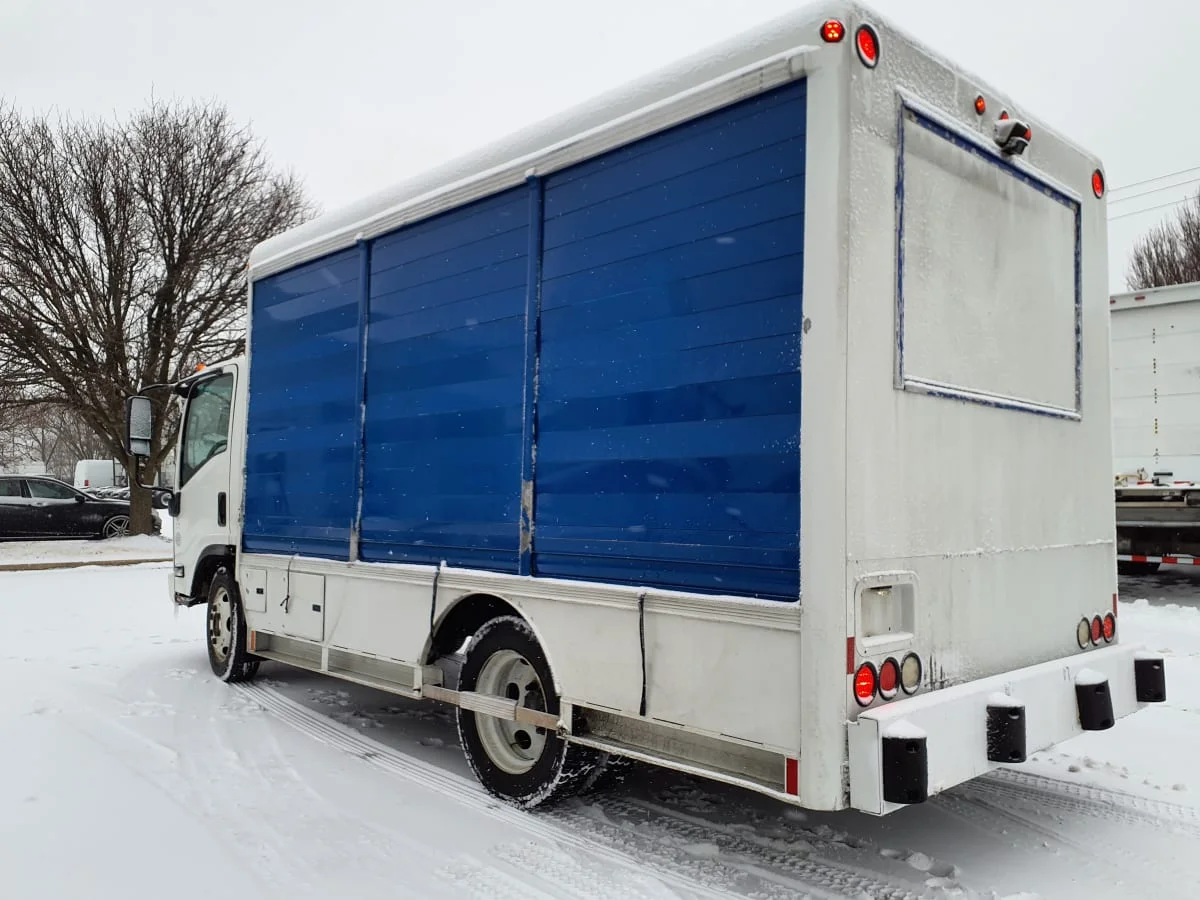 2016 Isuzu NRR in Bolingbrook, IL — photo 6