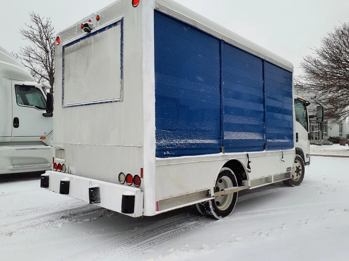 2016 Isuzu NRR - image 4