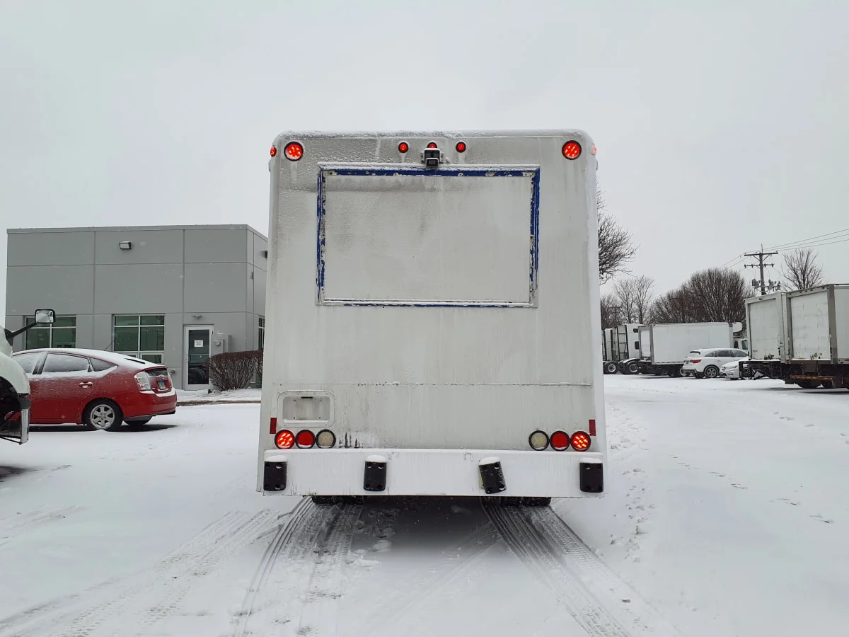 2016 Isuzu NRR - image 5