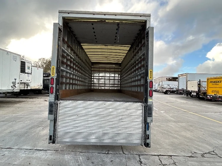 2018 Hino 268 - image 8