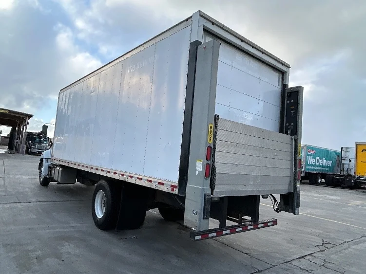 2018 Hino 268 - image 6