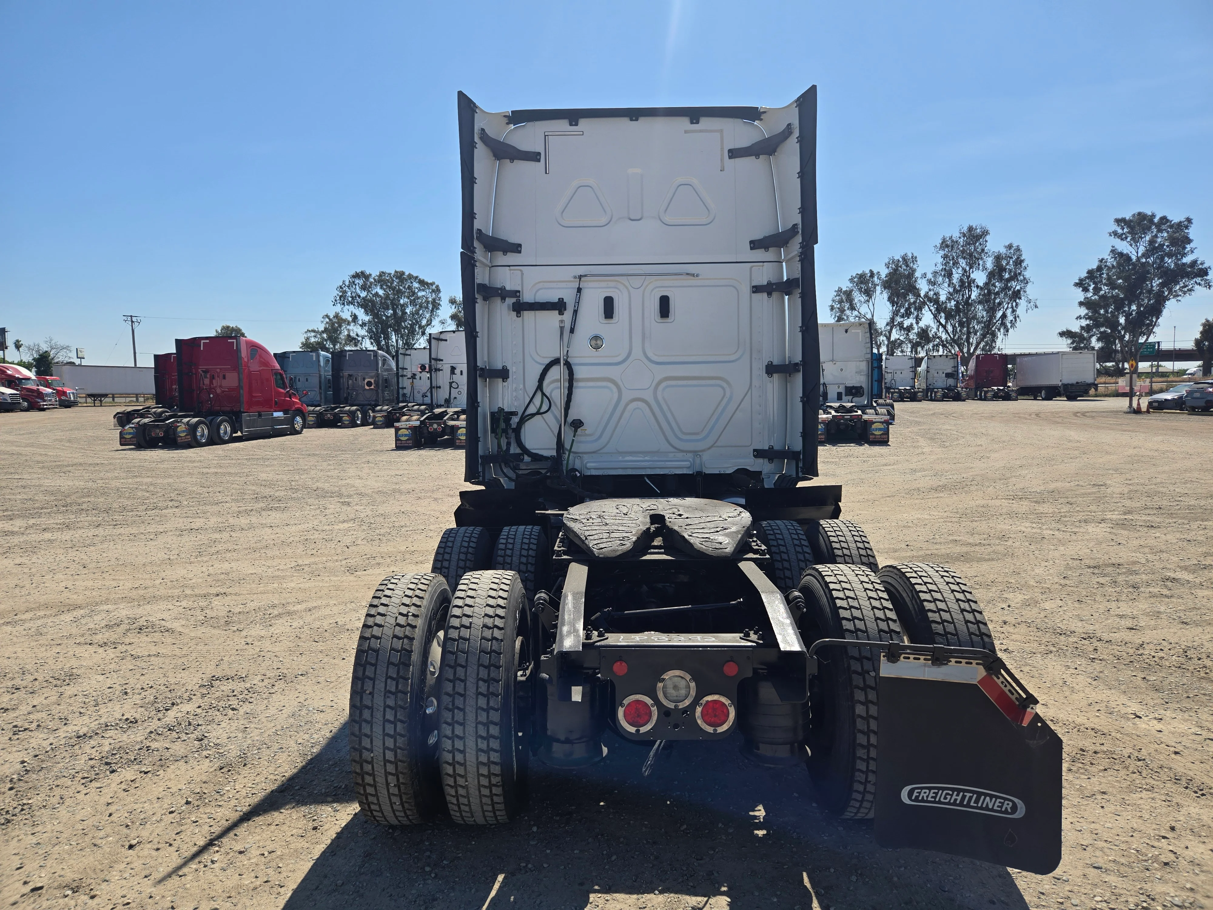 2020 Freightliner Cascadia in Fresno, CA — photo 5