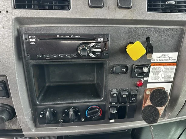 2015 Peterbilt 337 - image 27