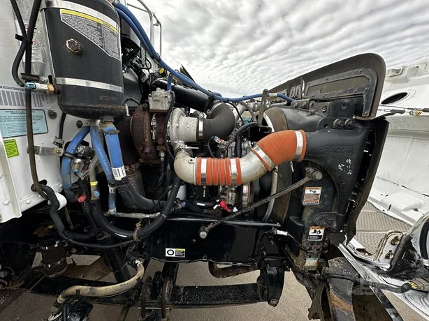 2015 Peterbilt 337 - image 21