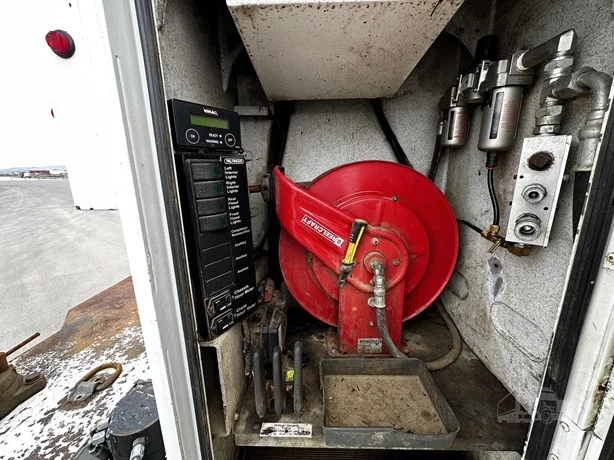 2015 Peterbilt 337 - image 10