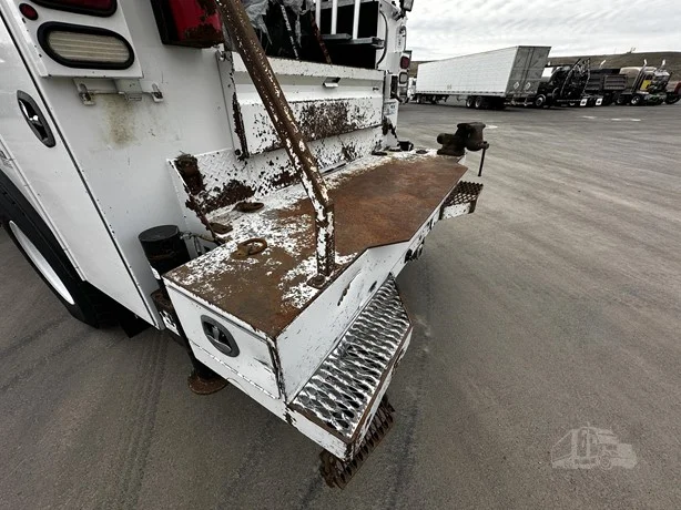 2015 Peterbilt 337 - image 4