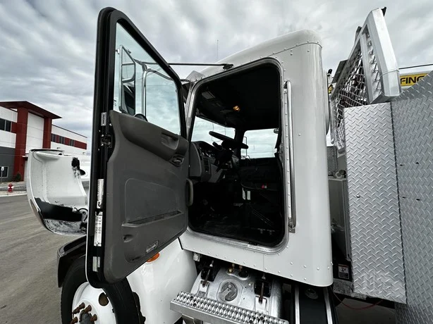 2015 Peterbilt 337 - image 22