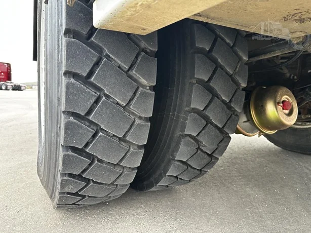 2015 Peterbilt 337 - image 32