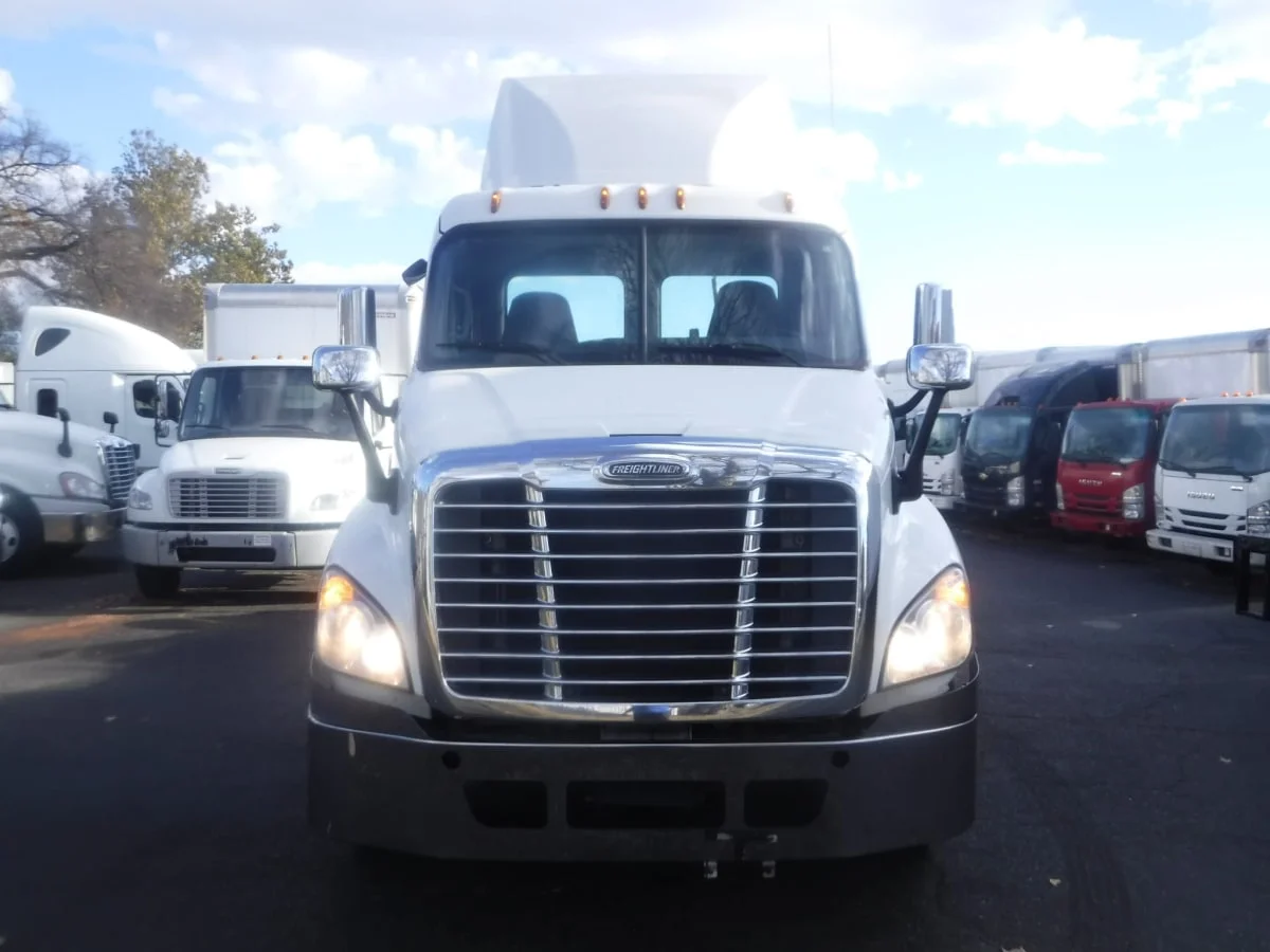 2018 Freightliner Cascadia - image 2
