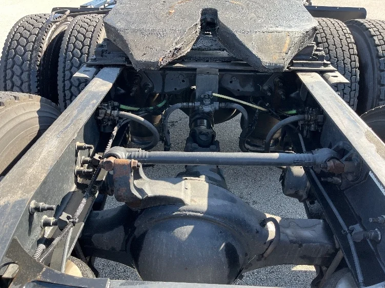 2018 International LT - image 6