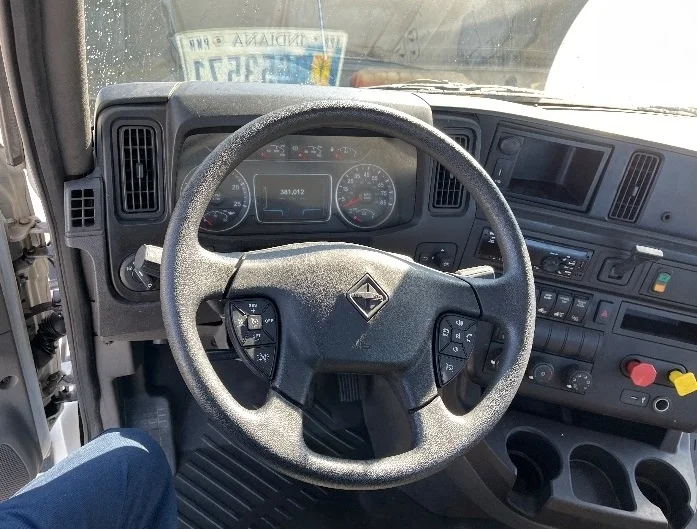 2018 International LT - image 10