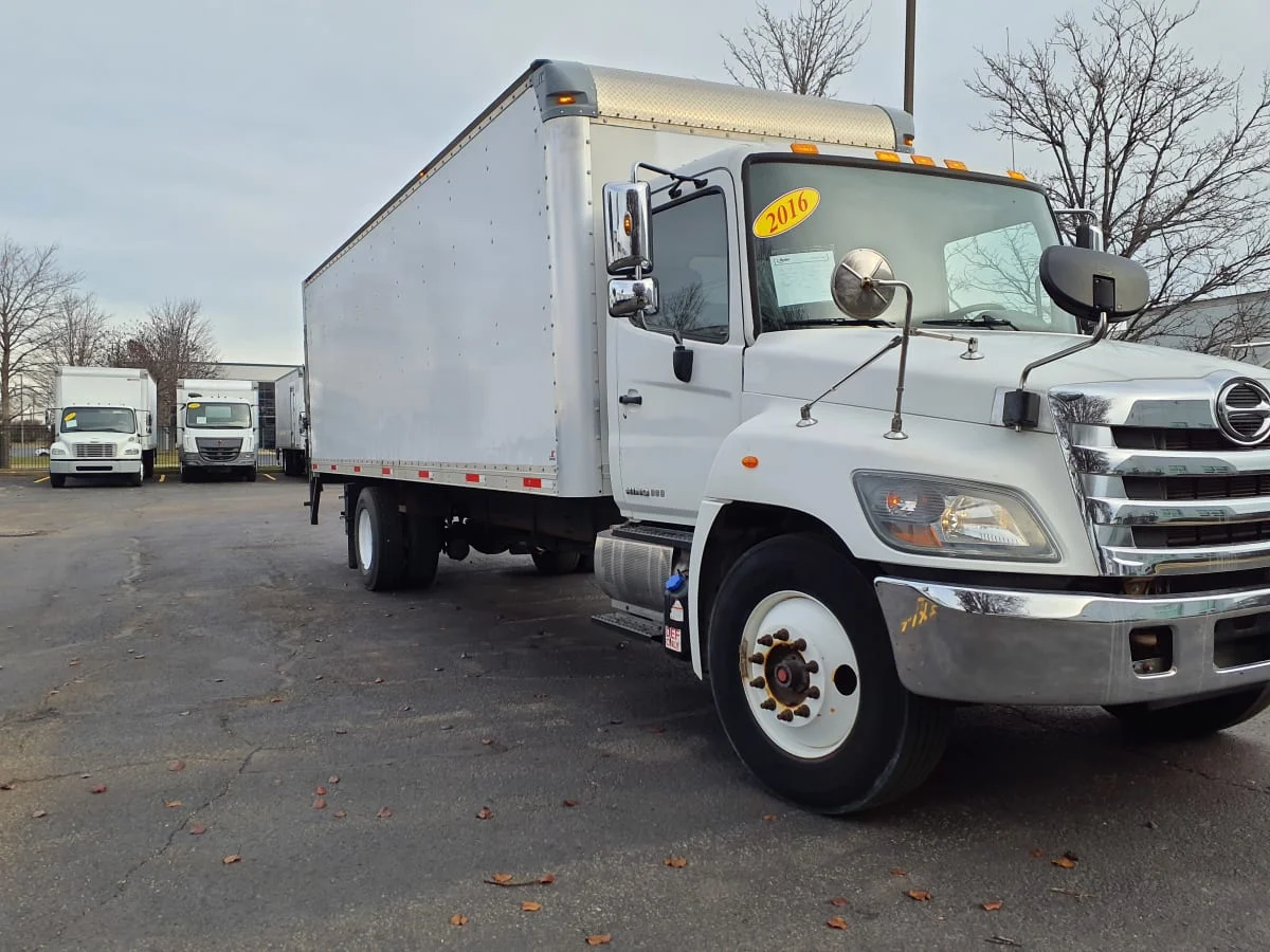 2016 Hino 338 - image 3