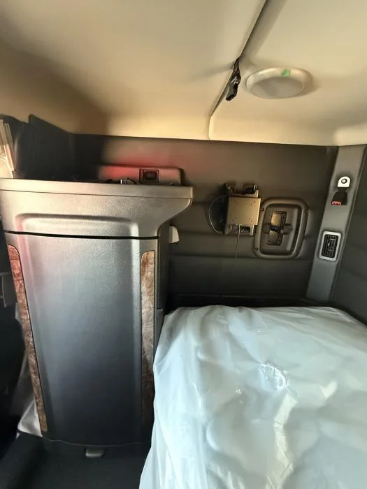 2027 Peterbilt 589 - image 29