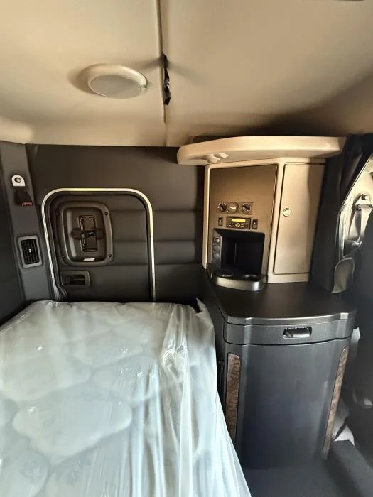 2027 Peterbilt 589 - image 33