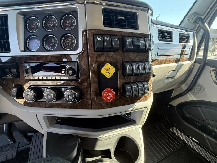 2027 Peterbilt 589 - image 25