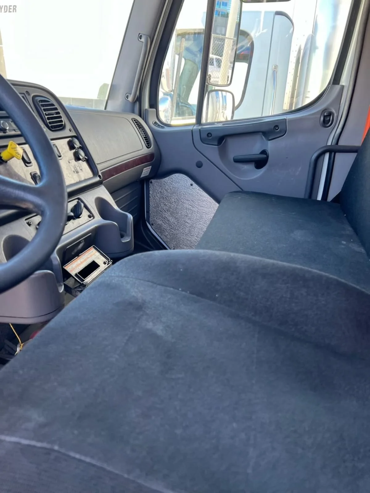 2016 Freightliner M2 106 - image 8