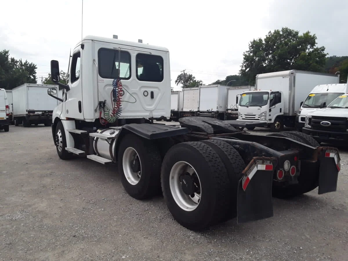 2021 Freightliner Cascadia in Pittsburgh, PA — photo 6
