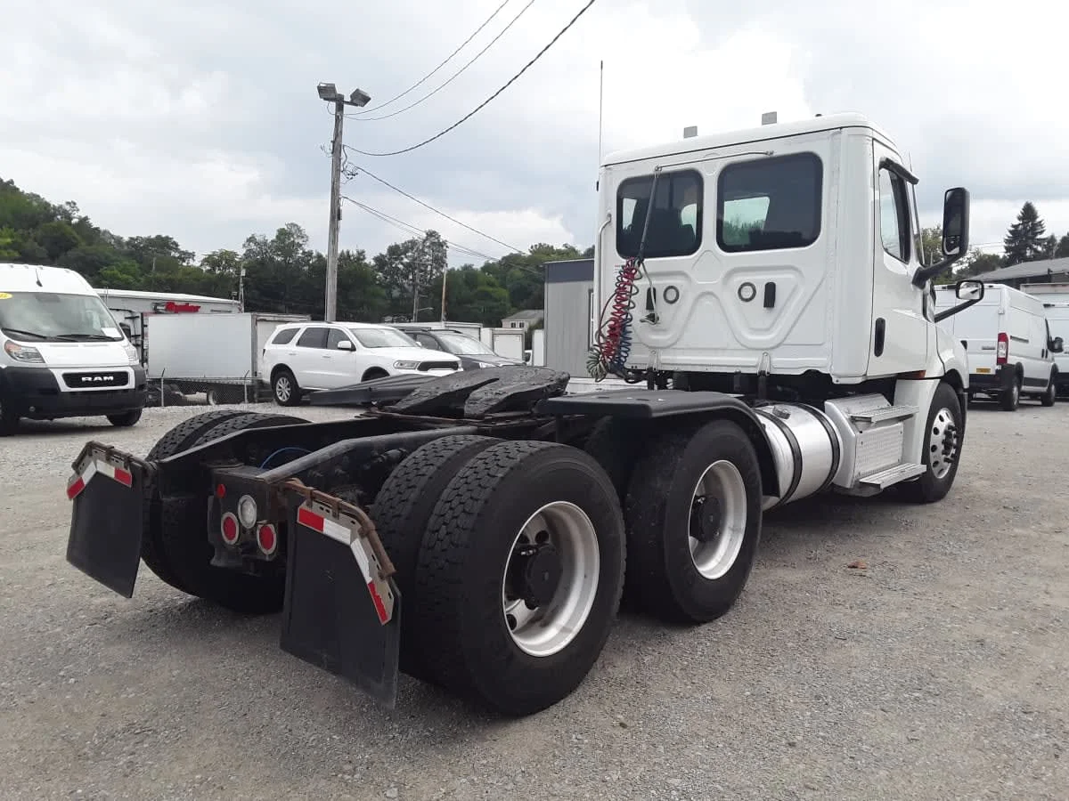 2021 Freightliner Cascadia in Pittsburgh, PA — photo 4