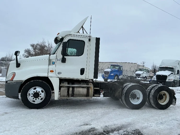 2019 Freightliner Cascadia - image 4