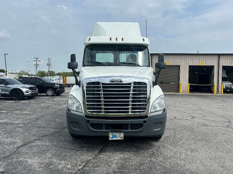 2019 Freightliner Cascadia in Elkhart, IN — photo 2