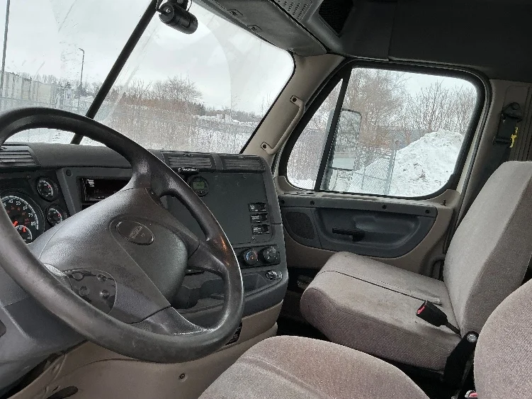 2019 Freightliner Cascadia - image 10