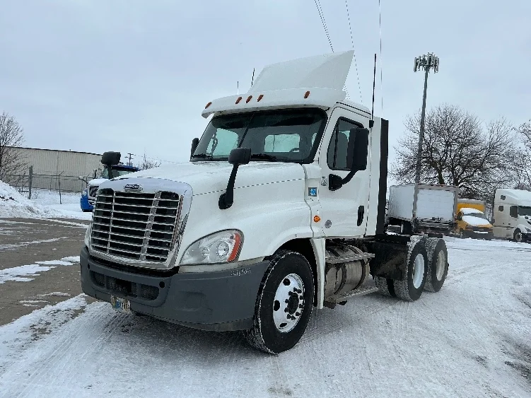 2019 Freightliner Cascadia - image 3