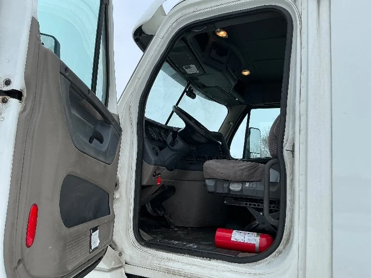 2019 Freightliner Cascadia - image 9