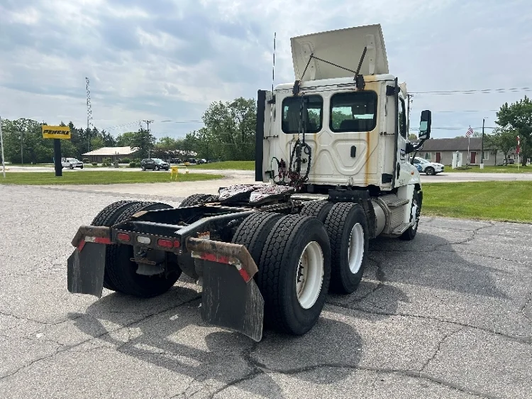 2019 Freightliner Cascadia in Elkhart, IN — photo 7