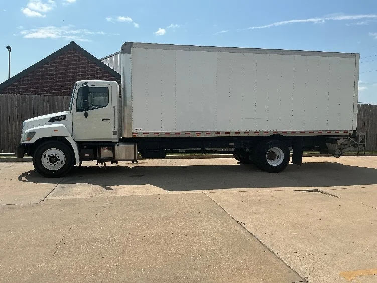 2020 Hino 268 in Tulsa, OK — photo 4