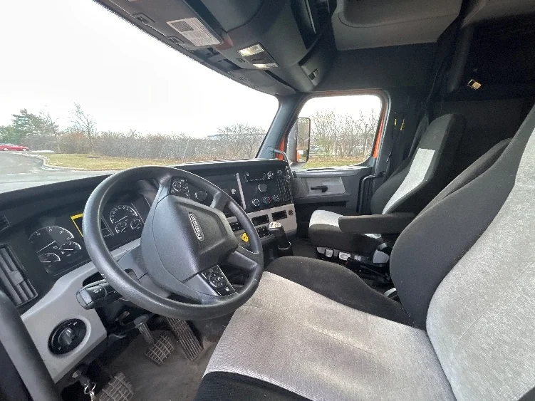 2019 Freightliner Cascadia - image 10