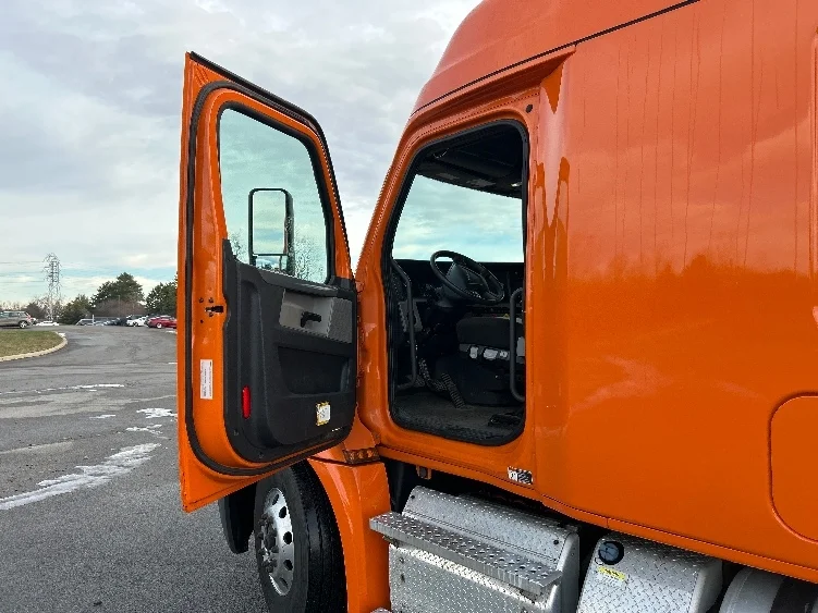 2019 Freightliner Cascadia - image 9