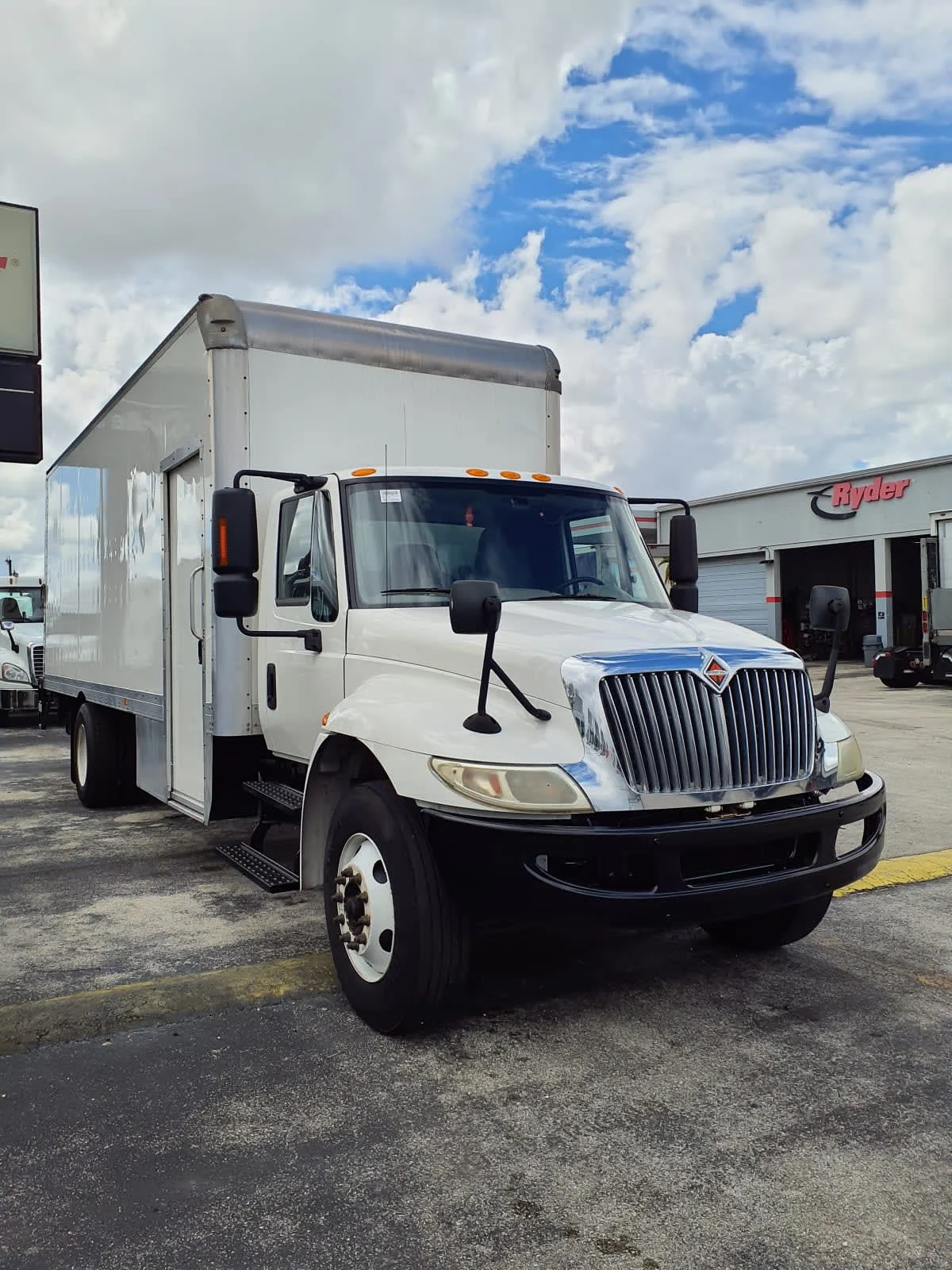 2018 International 4300 in Miami, FL — photo 3