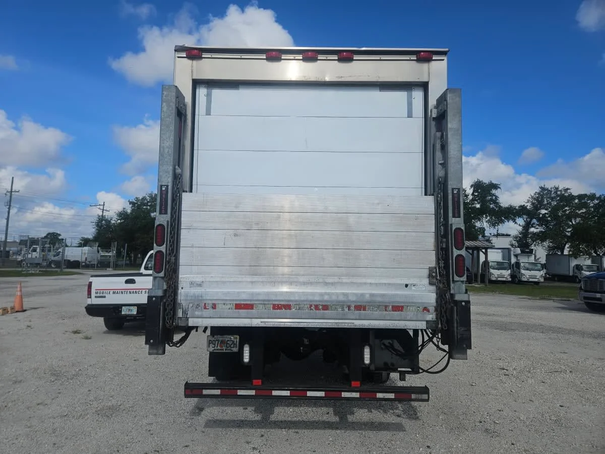 2019 Freightliner M2 106 - image 5