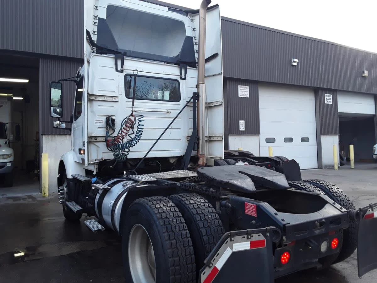 2019 Volvo VNR 660 in Kansas City, MO — photo 6