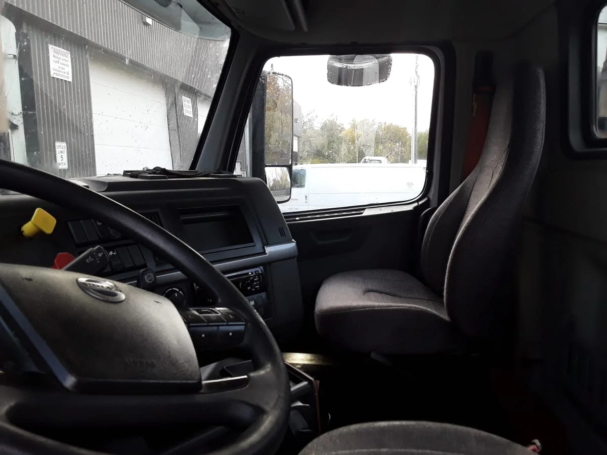 2019 Volvo VNR 660 in Kansas City, MO — photo 8