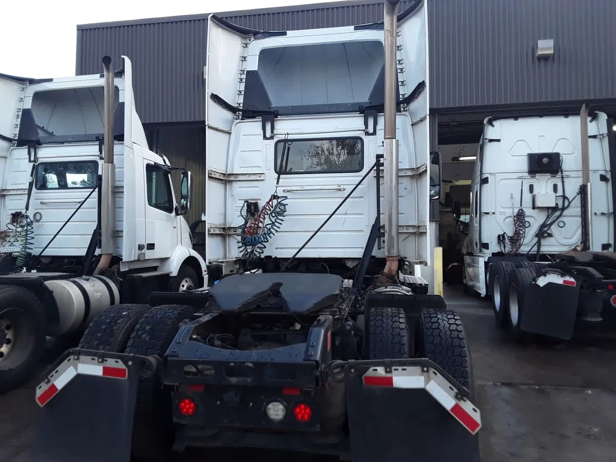 2019 Volvo VNR 660 in Kansas City, MO — photo 5