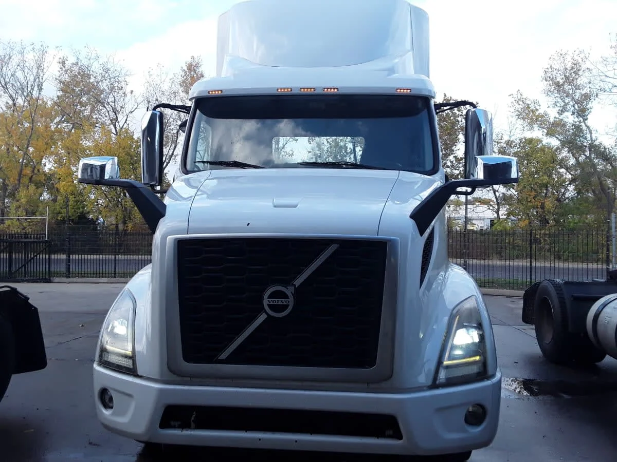 2019 Volvo VNR 660 in Kansas City, MO — photo 2