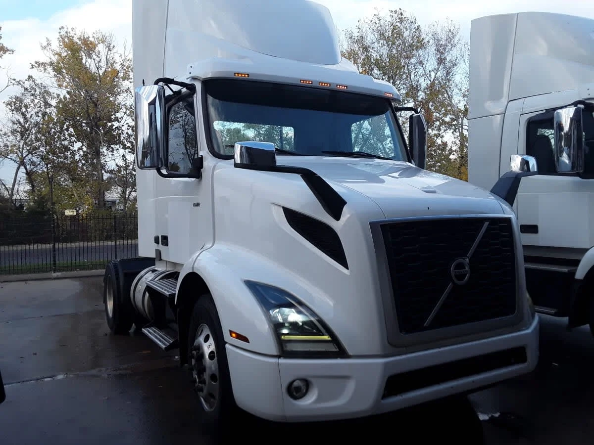 2019 Volvo VNR 660 in Kansas City, MO — photo 3