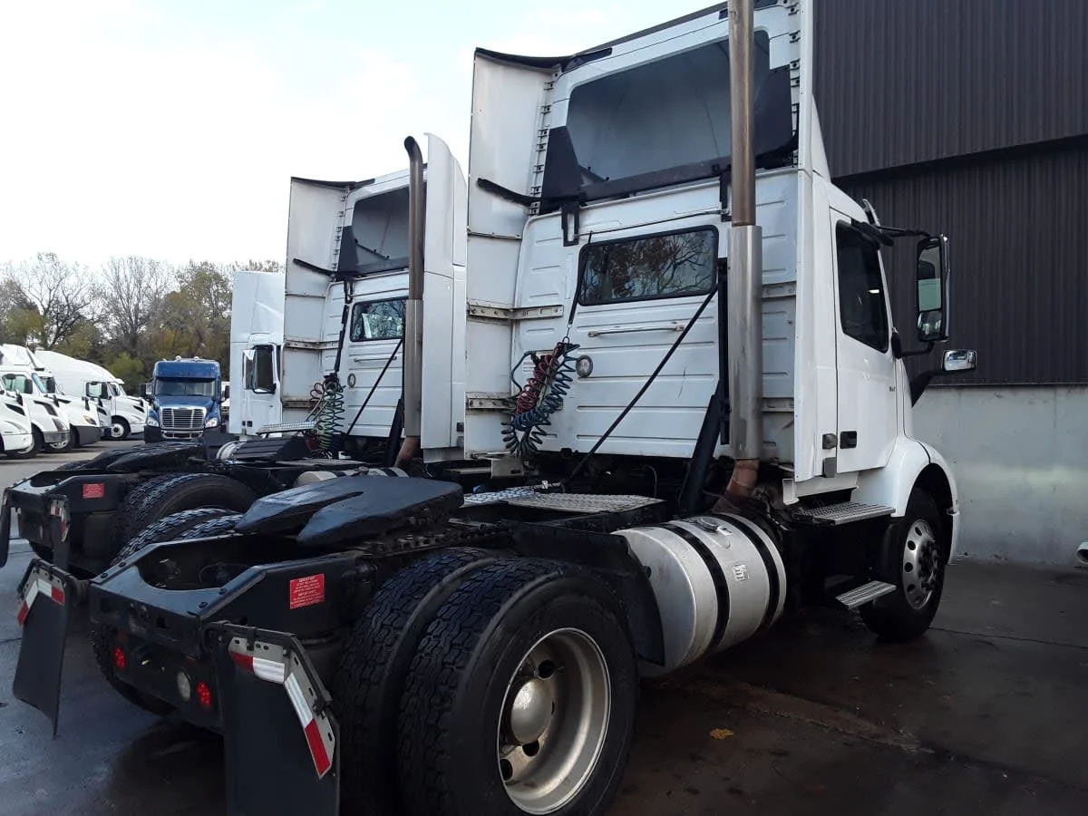 2019 Volvo VNR 660 in Kansas City, MO — photo 4
