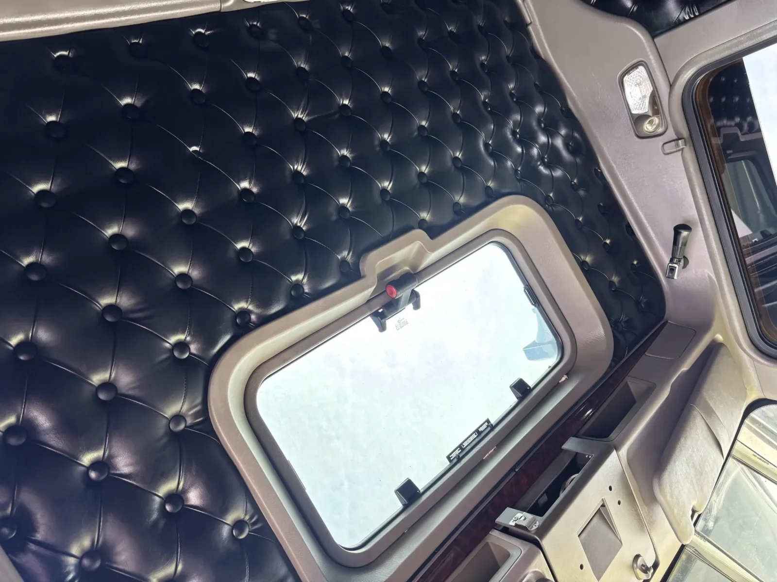 2010 Kenworth T800 - image 24