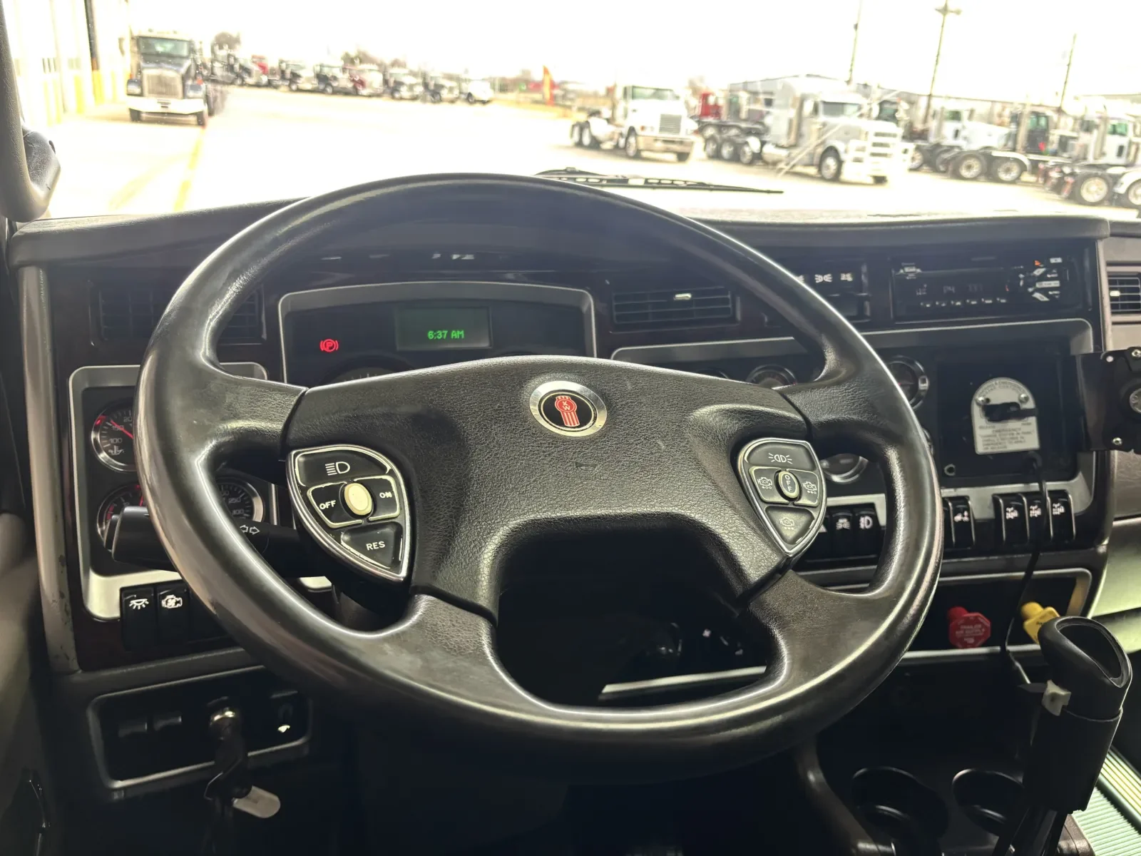 2010 Kenworth T800 - image 19