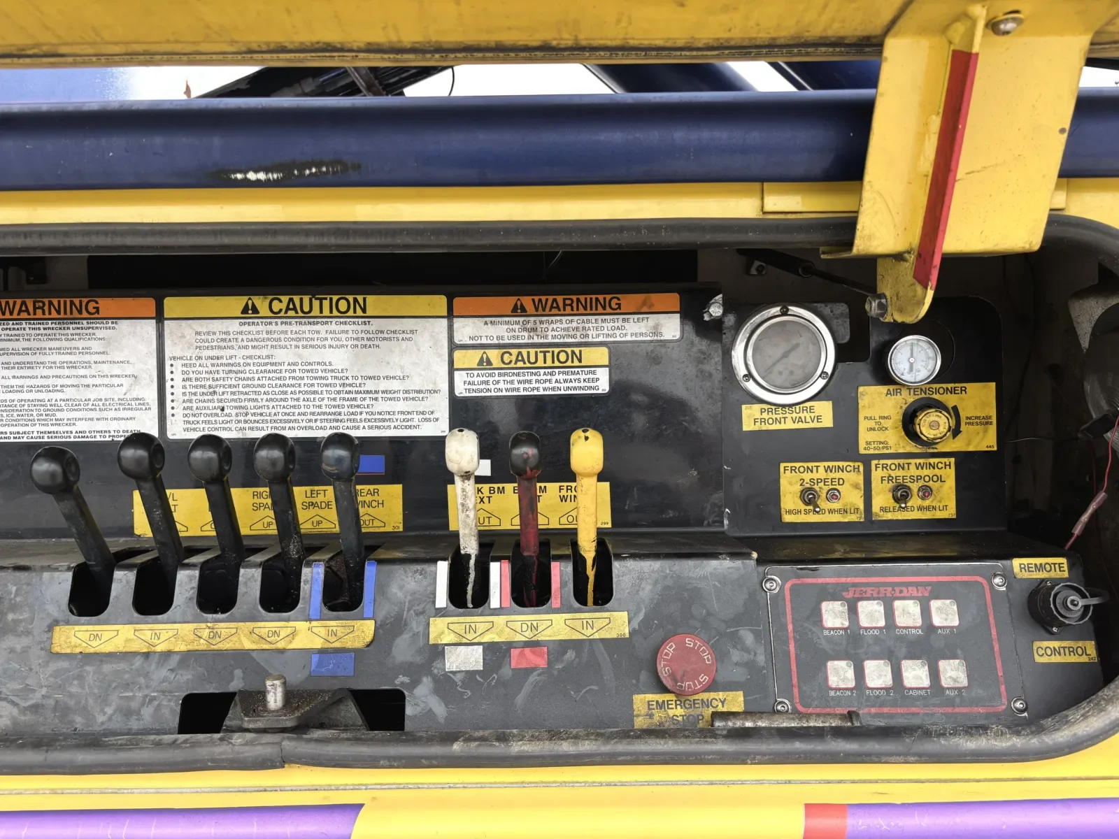 2010 Kenworth T800 - image 12