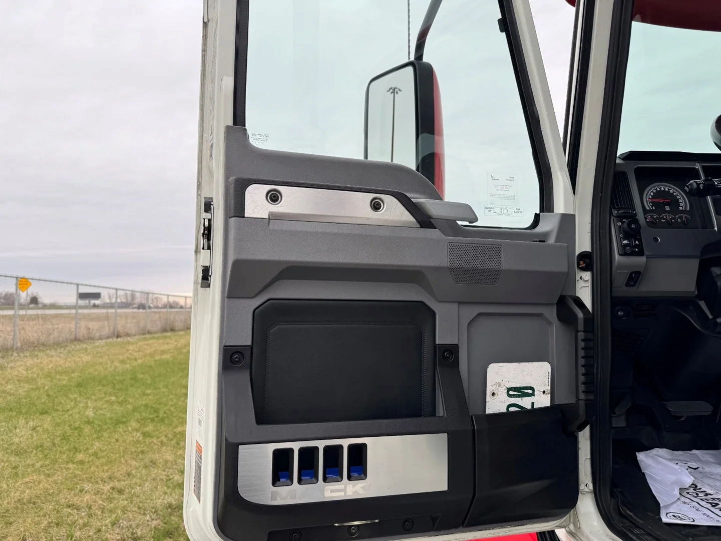 Used 2023 Mack Anthem Daycab - image 11