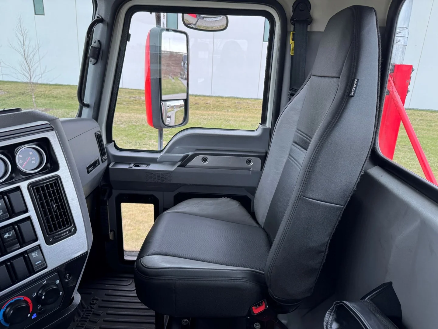 Used 2023 Mack Anthem Daycab - image 17